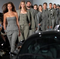 Mobil-mobil tersebut diparkir berbaris di tengah catwalk. Para model lalu berlenggang mengitarinya. Foto: Reuters