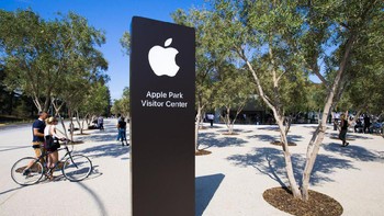 Kantor Apple yang baru ini memiliki luas tanah 175 hektar. Kemarin saat peluncuran iPhone, bangunan ini pertama kali bisa diakses pengunjung. Tepatnya para media dan tamu undangan. (Foto: cnet)