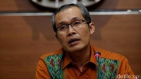 Empat tersangka yang ditangkap yaitu Iwan, Andi, serta 2 orang lainnya yaitu Direktur Utama (Dirut) PDAM Bandarmasih Muslih dan Manajer Keuangan PDAM Bandarmasih Trensis. Muslih dan Trensis diduga memberikan suap kepada Iwan dan Andi untuk menyetujui raperda itu.