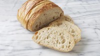 Roti adonan asam dibuat dengan probiotik yang mengandung bakteri dari genus Lactobacillus. Kandungan ini bagus untuk bakteri yang ada di usus. Foto: iStock