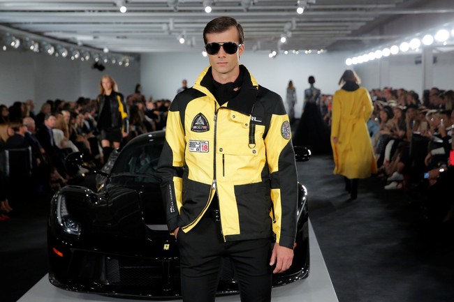 Masih dengan elemen tailoring yang menjadi DNA desainnya, Ralph juga menyisipkan detail-detail yang biasa menghiasi baju pebalap. Seperti motif garis berwarna mencolok dan bikers jacket. Ketika orang masuk ke mobil cantik, rasa percaya diri seperti bangkit. Ketika Anda masuk ke mobil balap, rasanya seksi, ungkap Ralph kepada WWD. Foto: Reuters