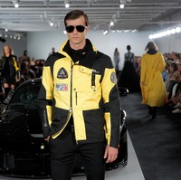 Masih dengan elemen tailoring yang menjadi DNA desainnya, Ralph juga menyisipkan detail-detail yang biasa menghiasi baju pebalap. Seperti motif garis berwarna mencolok dan bikers jacket. Ketika orang masuk ke mobil cantik, rasa percaya diri seperti bangkit. Ketika Anda masuk ke mobil balap, rasanya seksi, ungkap Ralph kepada WWD. Foto: Reuters