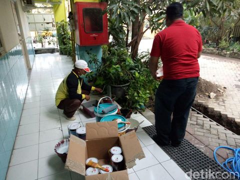 Aktivitas warga di Rusunawa Penjaringan Sari/