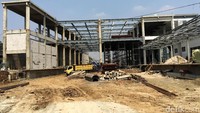Stasiun yang masih dalam tahap pembangunan ini merupakan pemberhentian terakhir sebelum Stasiun Bandara.