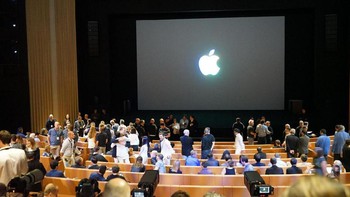 Begini bagian dalamnya seperti bioskop dengan layar besar dan bangku yang banyak. (Foto: cnet)