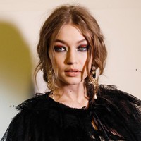 Fish gape dilakukan dengan cara sedikit membuka mulut, sehingga hanya memperlihatkan gigi bagian depan. Seperti Gigi Hadid. Foto: Getty Images