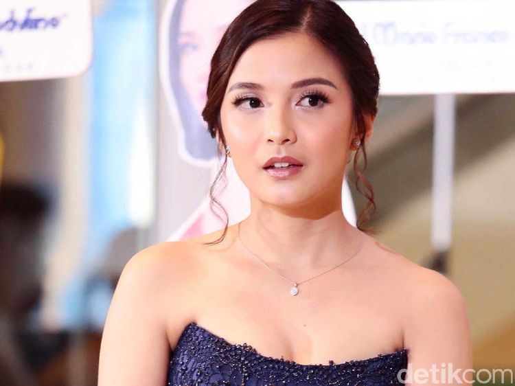 Nggak Perlu Veener Gigi, Deretan Artis Ini Punya Gigi Kelinci Alami