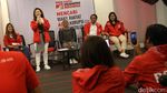 Sambil Gowes Seli, Hijaber Ini Daftar Caleg PSI