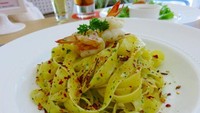 Main ke Kemang cobalah racikan pasta di M & Gold. Fettucini Aglio Olio with King Prawns-nya dijamin puaskan selera. Bumbu bawang putih dan bubuk cabainya bikin lebih nikmat. Foto: Dok. detikFood