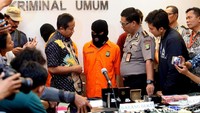 Selain kedua tersangka tersebut, satu pelaku lainnya yakni Ahmad Zulkifli tewas ditembak karena berusaha melawan petugas.