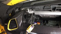 Sedangkan mobil Eropa, ECU ini tidak langsung ke motor penggerak, tapi dibagi ke beberapa fungsi cabang dulu seperti kaca, pintu, setir, dan lainnya. Setelah ke penggerak, dia akan balik lagi ke ECU untuk beri perintah dan informasi. Jadi komunikasinya dua arah, ada timbal balik dari perintah penggerak ke ECU,” tambahnya. Foto: istimewa/Ruly Kurniawan