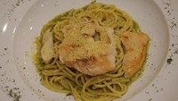 Kalau di Dua Coffee Shop Cipete ada spaghetti saus pesto. Kuahnya kental karena turut dibuat dari fresh cream. Makin enak karena diberi topping dada ayam panggang dan taburan keju parmesan. Nyamm! Foto: Dok. detikFood