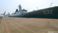 Kapal perang Jingzhou 532 juga bersandar di Pelabuhan Tanjung Priok.