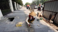 Seorang pekerja membangun jalur untuk penyandang disabilitas.