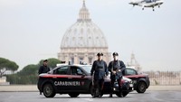 Masih bernuansa hitam, ini adalah polisi di Italia. Namun yang membedakan adalah garis merah di celananya dan topi yang mirip seperti di Indonesia (Reuters)