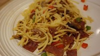 Noi Pizza di Pondok Indah tidak hanya menyajikan pizza. Ada pasta aglio olio yang wajib dicicip. Pelengkapnya potongan paprika, smoked beef, lada hitam dan potongan cabai rawit pedas. Foto: Dok. detikFood