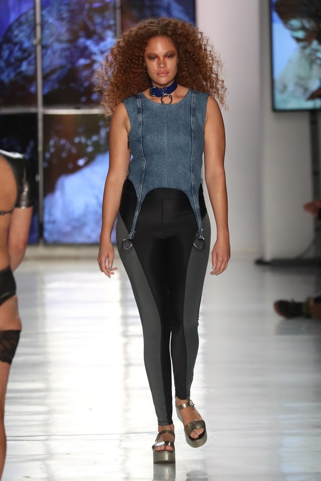 Label Chromat menampilkan model-model plus size berbalut lingerie. Foto: Ist.