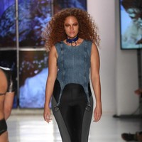 Label Chromat menampilkan model-model plus size berbalut lingerie. Foto: Ist.