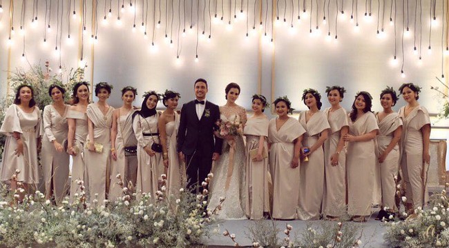 Pernikahan Raisa dan Hamish Daud menjadi salah satu perkawinan seleb yang paling banyak dibicarakan. Tak hanya Raisa yang pakai baju menawan tapi juga para bridesmaid-nya. Meski warnanya simpel, desain gaun mereka cantik dan patut menginspirasi. Foto: Instagram