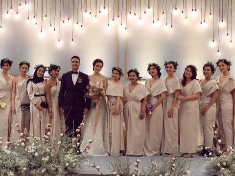 6 Inspirasi Baju Bridesmaid, Elegan dengan Bahan Satin