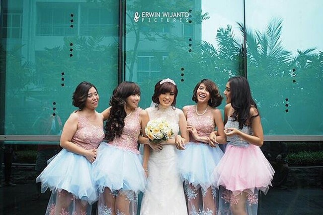 Personil girl group lain yang patut menginspirasi saat cari model gaun bridesmaid adalah Margareth Angelina. Apalagi bridesmaid dalam pernikahan anggota Cherrybelle tersebut tampil dengan dress pendek yang berbeda dari orang kebanyakan. Foto: Instagram