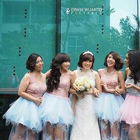 Personil girl group lain yang patut menginspirasi saat cari model gaun bridesmaid adalah Margareth Angelina. Apalagi bridesmaid dalam pernikahan anggota Cherrybelle tersebut tampil dengan dress pendek yang berbeda dari orang kebanyakan. Foto: Instagram