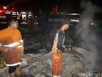 Kebakaran di Kawasan Wisata Pantai Carita, 17 Rumah Ludes Terbakar