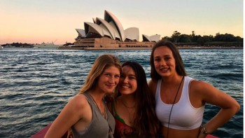Bersama teman-temannya liburan ke Australia. Foto: Instagram