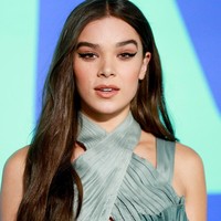 Hailee Steinfeld juga menunjukkan ekspresi fish gape yang membuatnya terlihat lebih dewasa. Foto: Getty Images