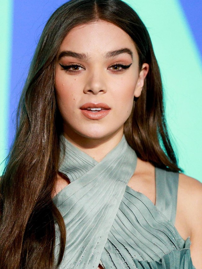 Hailee Steinfeld juga menunjukkan ekspresi fish gape yang membuatnya terlihat lebih dewasa. Foto: Getty Images