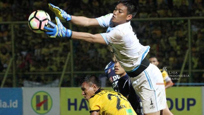 Aksi Kurnia Meiga di pertandingan Liga Indonesia