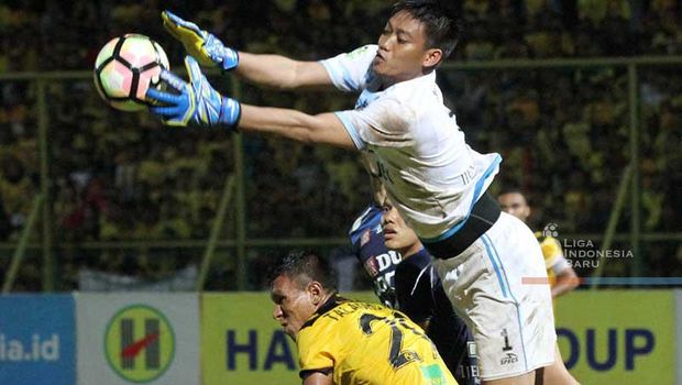 Aksi Kurnia Meiga di pertandingan Liga Indonesia