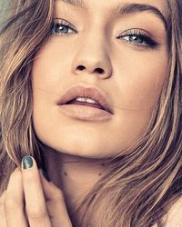 Mau Keren Saat Foto Selfie? Coba Gaya Fish Gape yang Sedang Tren Ini 