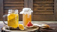 Meski kedengarannya mewah, kombucha sebenarnya hanya sekedar minuman yang dibuat dengan cara fermentasi teh hitam atau hijau yang memiliki banyak manfaat kesehatan. Foto: iStock