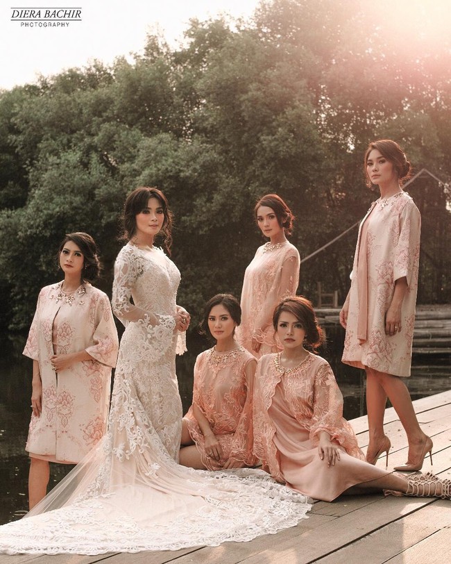 Sheza Idris melakukan pemotretan khusus dengan para bridesmaid-nya. Mereka pun memilih mengenakan dress bernuansa peach dengan detail renda. Cantik pula dijadikan inspirasi baju bridesmaid saat pernikahan. Foto: Instagram