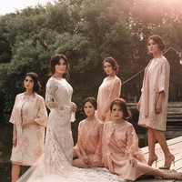 Sheza Idris melakukan pemotretan khusus dengan para bridesmaid-nya. Mereka pun memilih mengenakan dress bernuansa peach dengan detail renda. Cantik pula dijadikan inspirasi baju bridesmaid saat pernikahan. Foto: Instagram