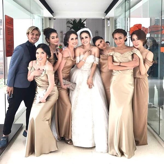 Sedangkan bridesmaid Momo Geisha menggunakan gaun dengan dua warna yakni cokelat tua dan muda. Kombinasi warna itu membuat tampilannya lebih atraktif meski model gaun sama. Foto: Instagram