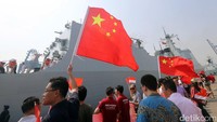 Warga menyambut kedatangan ketiga kapal perang dengan mengibarkan bendera China.