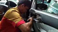 Telah terbiasa mengatasi bagian kelistrikan pada mobil Eropa dan Jepang, dirinya mengatakan mobil Eropa cukup kompleks dikarenakan fungsi sistemnya bukanlah listrik atau setrum, tetapi data. Foto: istimewa/Ruly Kurniawan