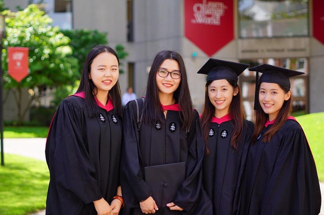 Sun Yumeng dan Sun Yutong lulus S1 dari Jurusan Pendidikan di Universitas Harvard pada Juni 2017.Foto: Instagram
