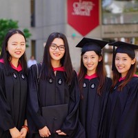 Sun Yumeng dan Sun Yutong lulus S1 dari Jurusan Pendidikan di Universitas Harvard pada Juni 2017.Foto: Instagram