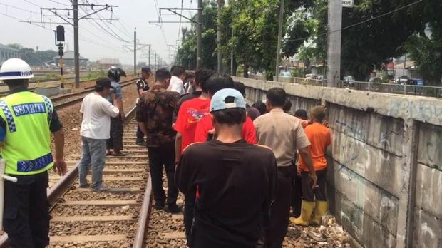 Warga berkerumun menonton penemuan mayat itu.
