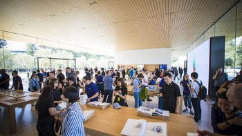Masih di area Apple Store tempat di mana bagi mereka yang ingin membaca buku. (Foto: cnet)