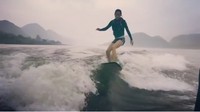 Wow, ternyata Soyou juga gemar melakukan olahraga ekstrem di air seperti surfing. (foto: instagram/soooo_you)