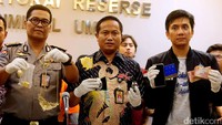 Sejumlah barang bukti diperlihatkan kepada para awak media.