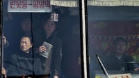 Para wanita melihat ke luar jendela sebuah bus pada tanggal 2 April 2011 di Pyongyang, Korea Utara. (Getty Images)    