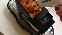 Nah kalau punya sisa pizza kemarin malam, bisa nih dipanaskan dengan setrikaan dan juga hair dryer. Foto: Istimewa