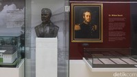 Patung Willem Bosch yang ditemukan saat pemugaran museum. Willem Bosch merupakan dokter di era kolonial yang berjasa memberantas penyakit cacar di Banyumas.