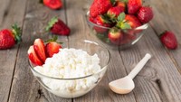 Beberapa jenis keju cottage seperti Brand Good Culture berguna bagi kesehatan karena dibuat dengan bakteri usus sehat selama proses fermentasi dan tinggi akan protein. Foto: iStock