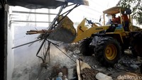 Sejumlah alat berat juga diturunkan untuk memudahkan pekerjaan.